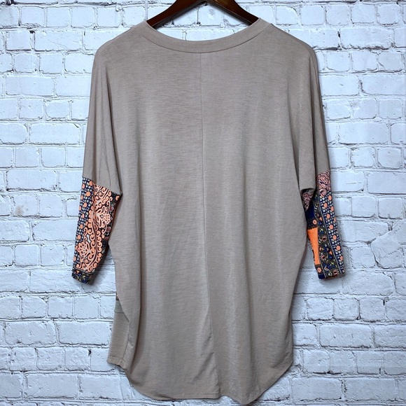 Boutique Women’s Quarter Length Top in Taupe Small - Picture 2 of 5